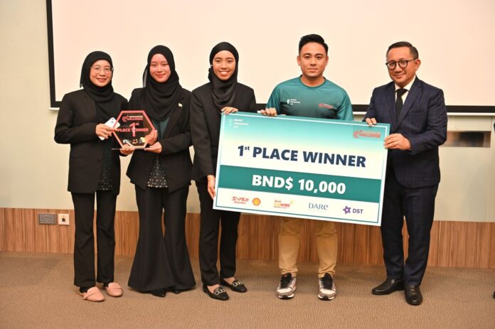 MTIC Permanent Secretary Hj Md Nazri (R) presenting the first place award for the Innovate Challenge to SkyVision.