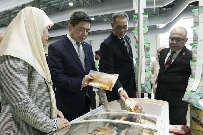 Minister at PMO and Second MoFE Minister Dato Dr Awang Hj Mohd Amin Liew (2nd L), MoHA Minister Dato Awang Hj Ahmaddin (2nd R), and MPRT Minister Dato Seri Setia Dr Hj Abd Manaf (R) viewing bruneihalalfoods' booth at LPE.
